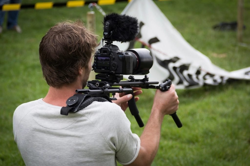 Cinegrafista gravando evento