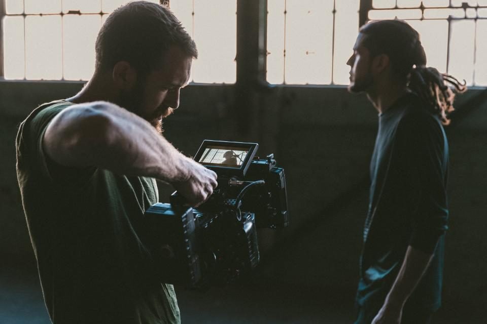 Equipe de filmagem conversando no set