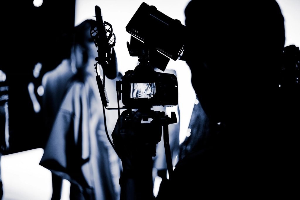 Equipe de filmagem atrás da câmera